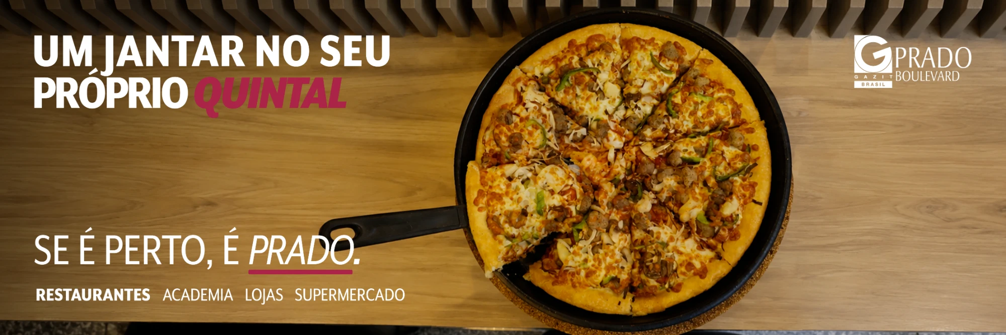 Peça Um jantar no seu próprio quintal, com pizza sobre mesa de madeira.